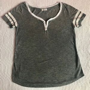 Super cute Ardene three button t-shirt